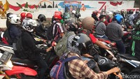 Kendaraan terus menumpuk di kawasan Jalan Pejompongan. 