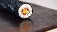 Kali ini tidak dijahit, benangnya dibentuk menjadi tampilan makanan sushi dengan banyak isian. Foto: Instagram @ipnot