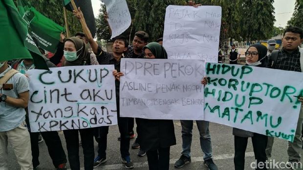 25 Poster Dan Spanduk Lucu Saat Aksi Demo Mahasiswa Mahasiswa Spanduk Lucu