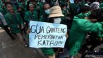 Deretan Tulisan Nyeleneh di Demo Mahasiswa Depan Gedung DPR