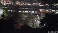 Mahasiswa melempar batu ke arah gedung DPR.
