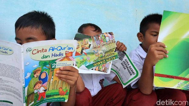 Murid SD Negeri 3 SImeulue Cut yang sedang membaca
