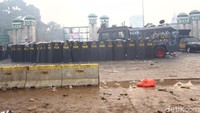Di depan gedung DPR, personel kepolisian terus merapatkan barisan.