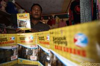 Pak Zulfikar dan barang dagangannya (Rifkianto/detikcom)