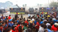 Polisi membentuk blokade di depan gedung DPR.