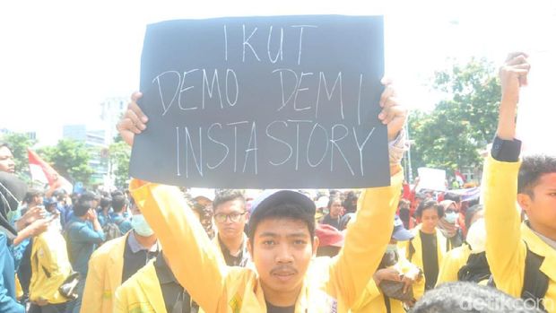 Beragam 'Poster Ambyar' dari Aksi Mahasiswa di Jateng Hari Ini