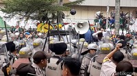 Di pintu utama, bersiaga ratusan polisi dengan mobil barracuda. Mahasiswa yang tidak bisa masuk ke kantor DPRD akhirnya saling dorong dengan polisi.