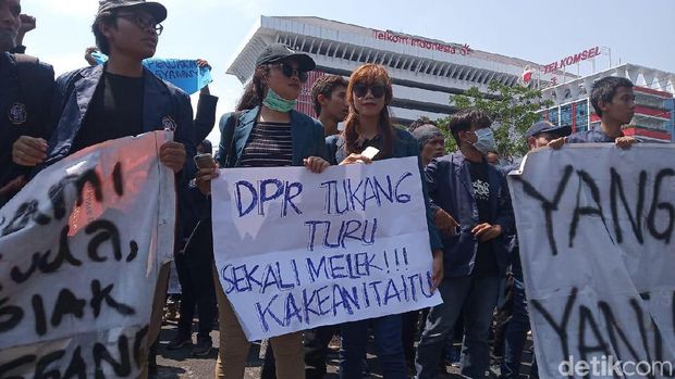 Beragam 'Poster Ambyar' dari Aksi Mahasiswa di Jateng Hari Ini