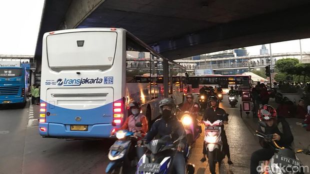 Sejumlah kendaraan melaju melawan arah