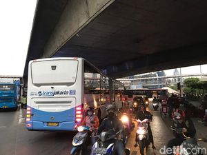 Jalan Sekitar Slipi Ditutup, Tiga Rute TransJakarta Setop Operasi