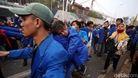 Sejumlah mahasiswa yang ikut serta dalam aksi demo di depan gedung DPR, Jakarta, pingsan akibat kelelahan saat mengikuti demo, Selasa (24/9/2019).
