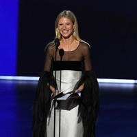 Gwyneth Paltrow dikenal sebagai selebriti yang menolak memakai bra. Alasannya karena menuturnya, terlalu sering pakai bra bisa memicu kanker payudara. Namun belum ada penelitian ilmiah kalau bra bisa meningkatkan kanker payudara. Foto: Kevin Winter/Getty Images