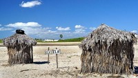 Penampakan toilet di Pantai Jericoacoara, Brasil. Apa yang melintas di benakmu saat melihatnya? (Foto: Dok. CNN Travel)