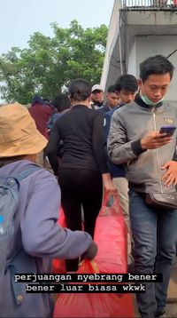 Dukung Tolak RKUHP, Awkarin Krim 3.000 Nasi Kotak Untuk Demonstran