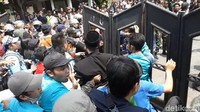 Massa #BengawanMelawan berhasil melewati pagar kawat berduri di depan kantor DPRD Surakarta, Selasa (24/9/2019). Mereka juga hampir merobohkan pagar besi DPRD Surakarta.
