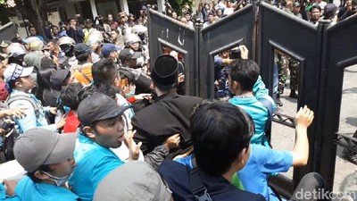 Massa Aksi #BengawanMelawan Geruduk DPRD Surakarta