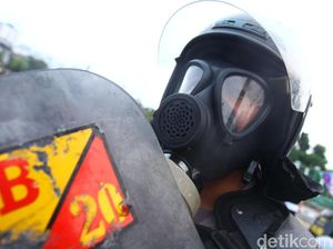 Pakai Kacamata Goggles untuk Penangkal Gas Air Mata Saat Demo, Efektifkah?