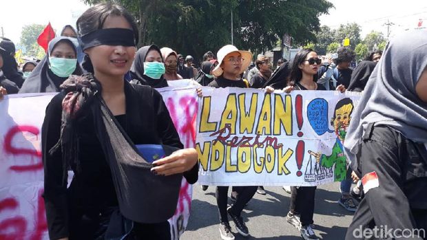 Beragam 'Poster Ambyar' dari Aksi Mahasiswa di Jateng Hari Ini
