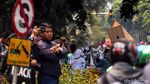 Momen Warga Berbondong-bondong Abadikan Aksi Demo Mahasiswa