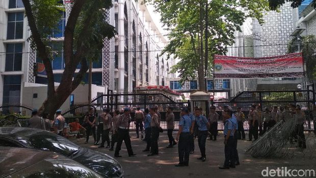 Penjagaan di DPRD Sumut jelang demo mahasiswa, Selasa (24/9/2019)