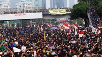Tol dalam kota juga telah lumpuh diblokir mahasiswa.