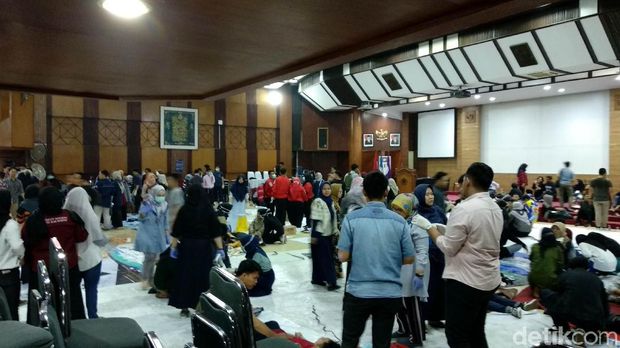 Demo Ricuh Bandung: 97 Mahasiswa Dirawat di Unisba, 4 Dibawa ke RS