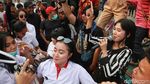 Massa Pendukung Pimpinan Baru Goyang Dangdut di KPK