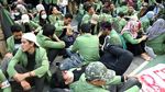 Momen Mahasiswa Bersantai Sebelum Aksi Demo
