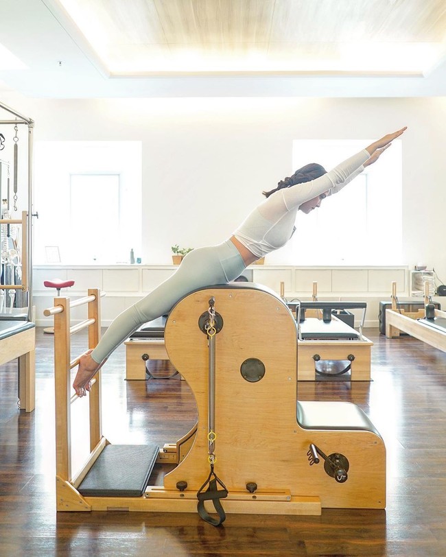 Olahraga pilates yang dijalani Shandy jadi kontroversi. Sejumlah netizen berkomentar khawatir pose pilatesnya yang bisa mengganggu kesehatan kandungannya.  Foto: dok. Instagram