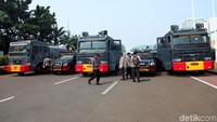 Water cannon disiagakan di depan gedung DPR, Jakarta, Selasa (24/9/2019).