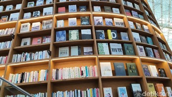 Tenang saja, buku di sana tidak hanya buku dengan bahasa Korea kok. Ada pula buku dengan Bahasa Inggris yang dapat dibaca oleh pengunjung mancanegara. (Foto: detikINET/Widiya Wiyanti)