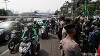 Saat ini sudah ada sekelompok mahasiswa yang berunjuk rasa di depan gedung DPR. Massa yang menamakan diri Serikat Petani Indonesia (SPI) juga bergabung dalam unjuk rasa tersebut.