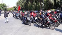 Sebagian massa datang menggunakan sepeda motor. 
