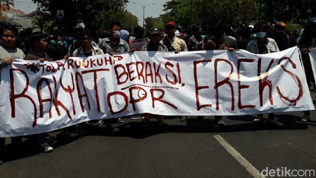 Beragam 'Poster Ambyar' dari Aksi Mahasiswa di Jateng Hari Ini