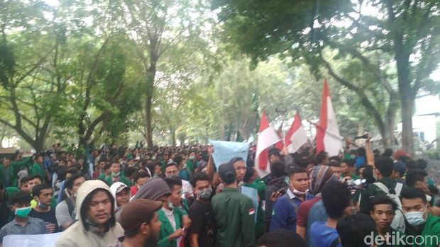 Demo mahasiswa di DPRD Sumut