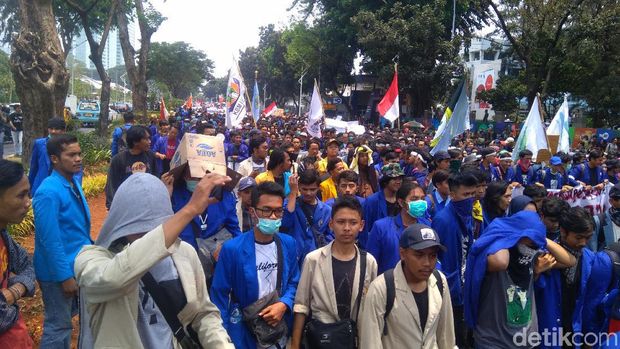 Mahasiswa long march ke DPR