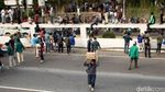Air Minum dari Warga Untuk Mahasiswa yang Demo di Depan DPR