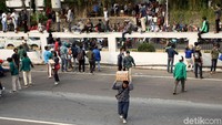 Sejumlah bantuan berupa air minum tersebut dibagikan kepada para mahasiswa dan peserta aksi lainnya yang ikut serta dalam aksi demo di depan gedung DPR tersebut.