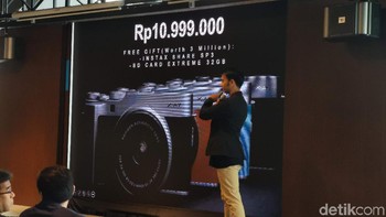 Kamera ini akan dijual dengan harga sebesar Rp 10,9 juta termasuk lensa kit XC 15-45mm f/3,5-5,6 OIS PZ.  Foto: detikINET/Anggoro Suryo Jati
