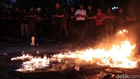 Hingga malam hari, para mahasiswa masih bertahan di depan gedung DPRD Jabar.