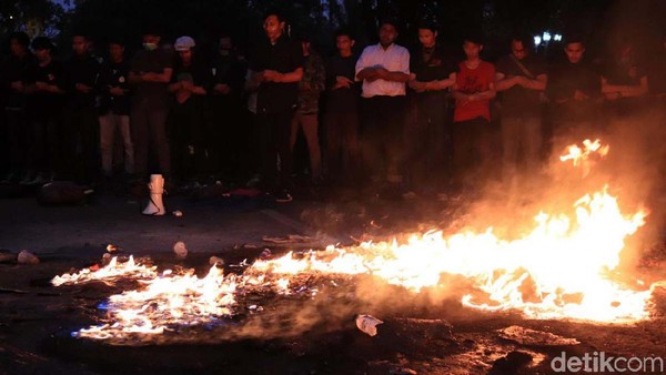 Mahasiswa Salat Berjamaah di Depan Gedung Sate