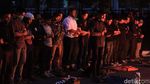 Mahasiswa Salat Berjamaah di Depan Gedung Sate