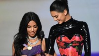 Kim dan Kendall membacakan para nominasi dari sebuah kategori di ajang tersebut. Kevin Winter/Getty Images