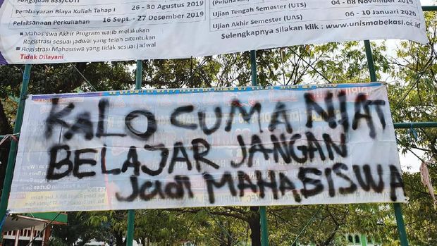 Spanduk dipasang di depan Kmapus Unisma.