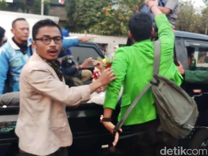 Kena Gas Air Mata di Depan DPR, 3 Mahasiswa Dievakuasi Pakai Mobil Pikap