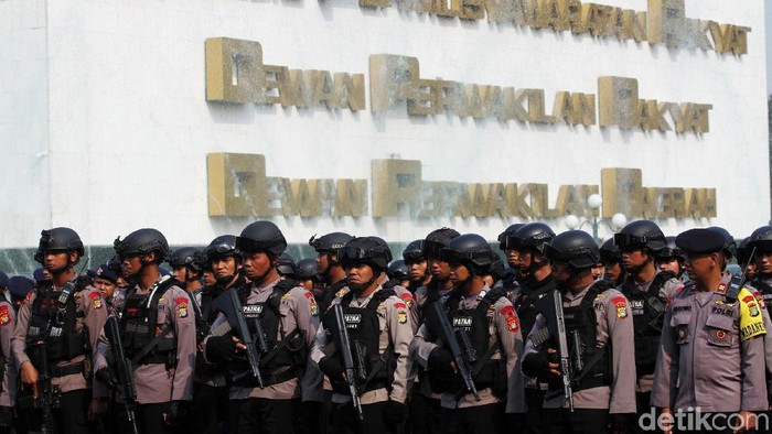 Sejumlah anggota kepolisian menggelar apel pengamanan gedung DPR/MPR, Jakarta. Selasa (24/9/2019). Rencananya pagi ini kembali akan ada gelombang aksi dari sejumlah mahasiswa di Jakarta.