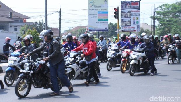 Unjuk Rasa, Ratusan Buruh Dorong Motor ke Kantor Bupati Bandung