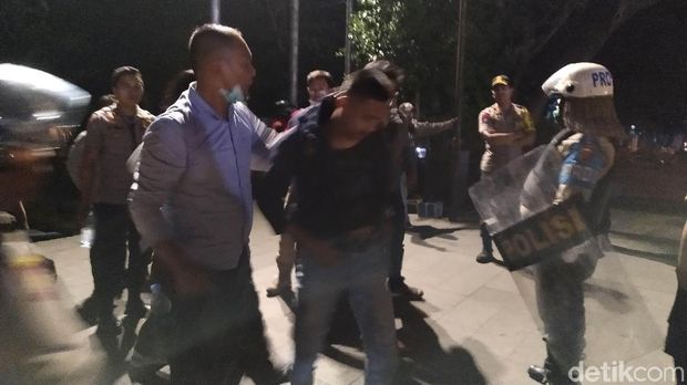 Bubarkan Aksi Demo di Bandung, Polisi Amankan Sejumlah Massa