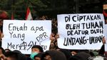 Aneka Spanduk Demo Unik dari Bandung