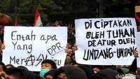 Entah apa yang merasuki DPR, manusia diciptakan oleh Tuhan dan diatur undang-undang.